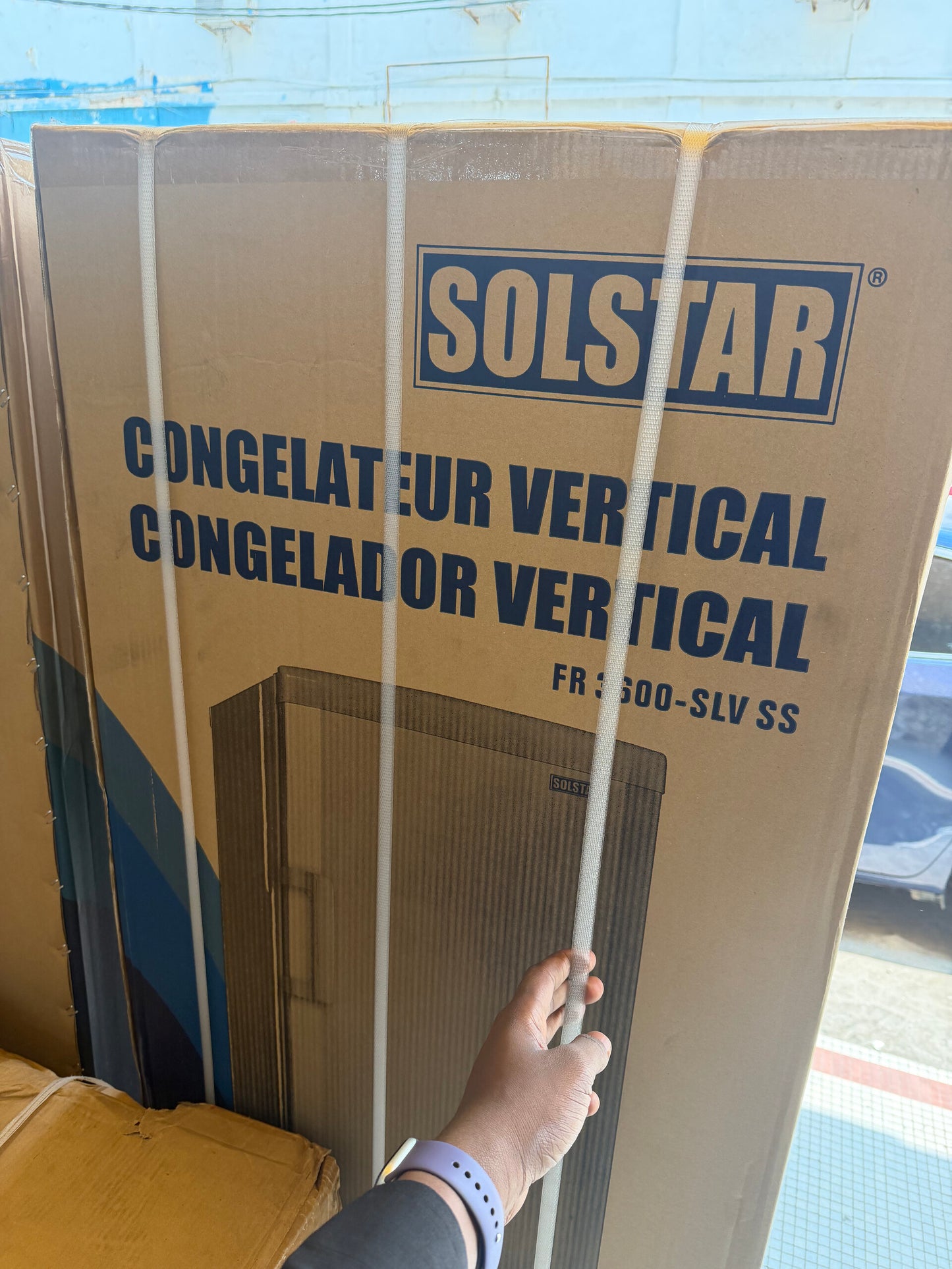 Congélateur SOLSTAR FR 3600-SLV SS – emballage d'origine vue de côté