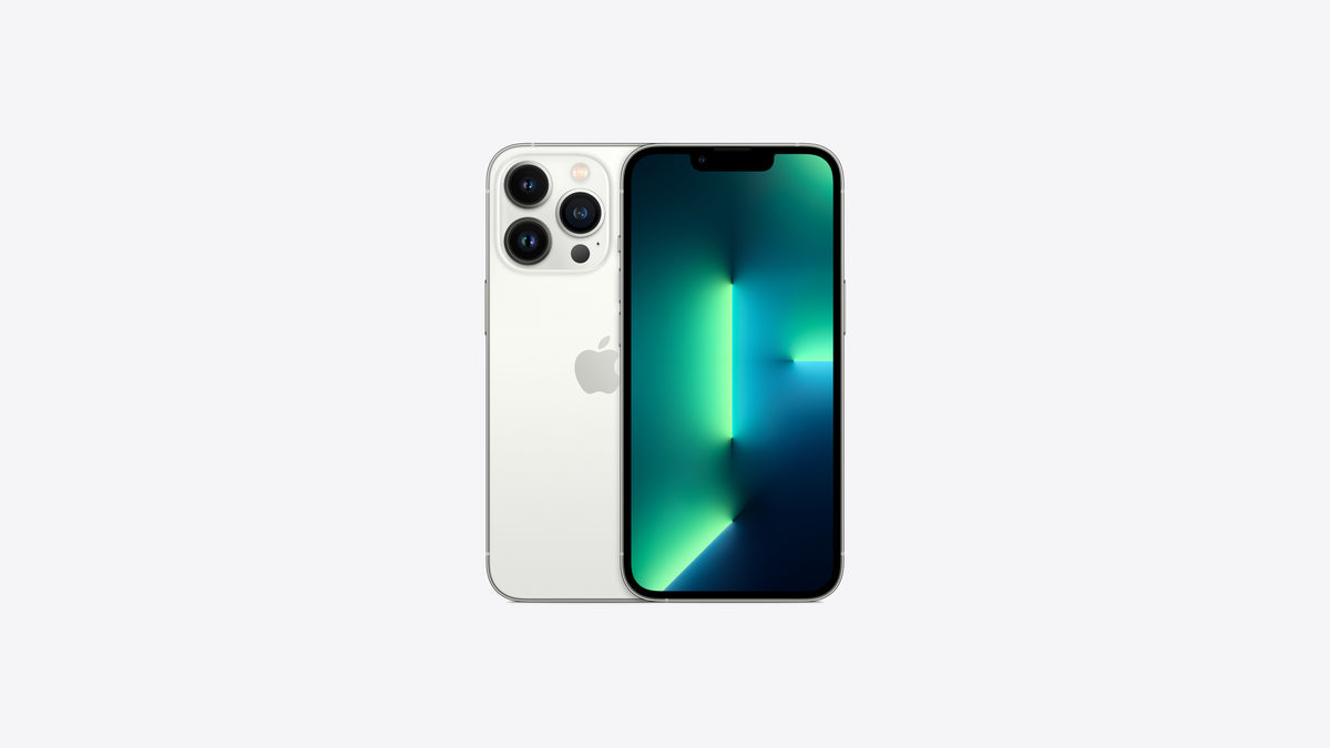 iPhone 13 Pro coloris argent, dos blanc nacré et bloc à trois objectifs, châssis acier poli