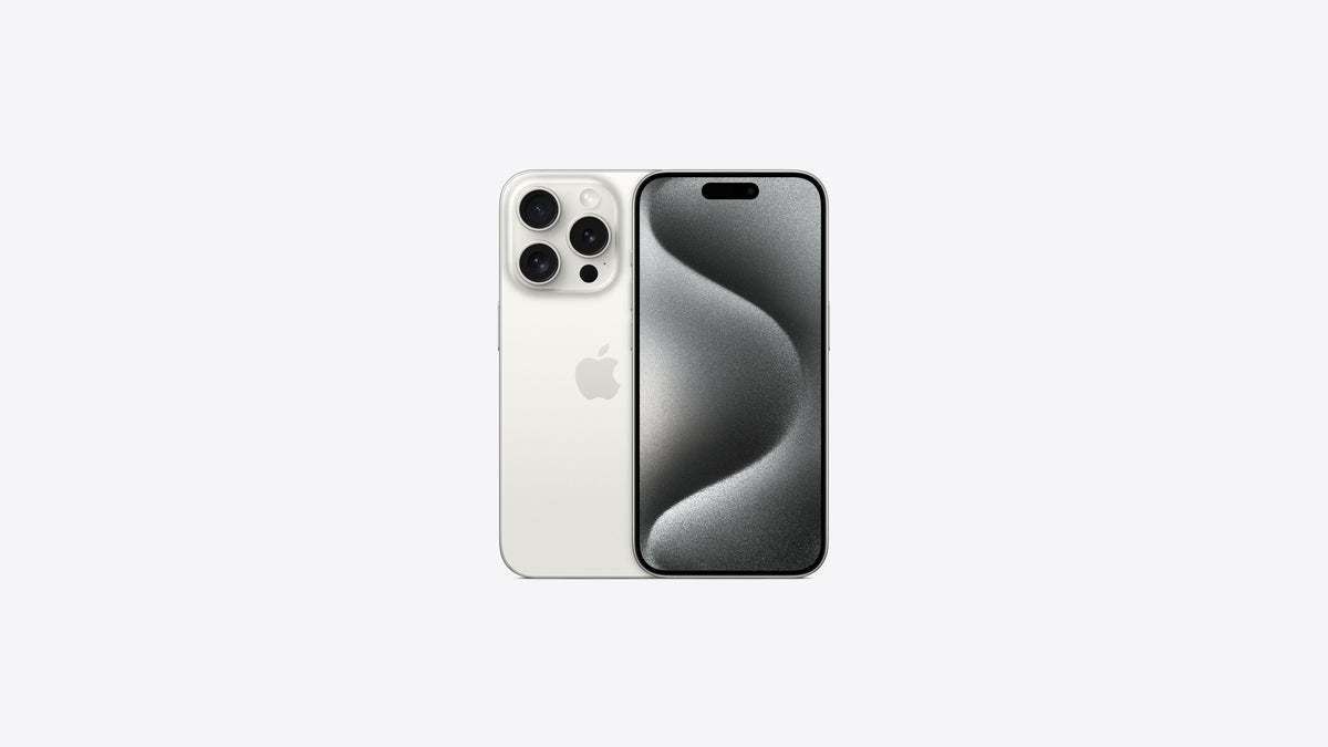 iPhone 15 Pro titane blanc sur fond clair, bordures en titane et bouton Action