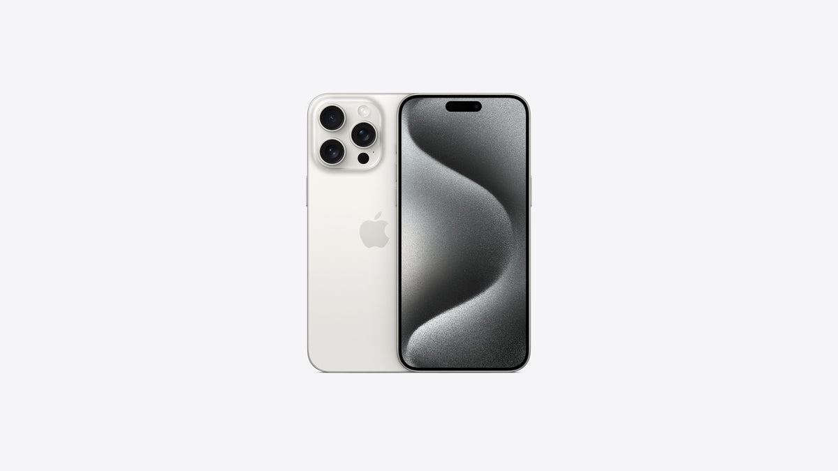 iPhone 15 Pro Max titane blanc argenté, vue trois quarts du dos et écran allumé
