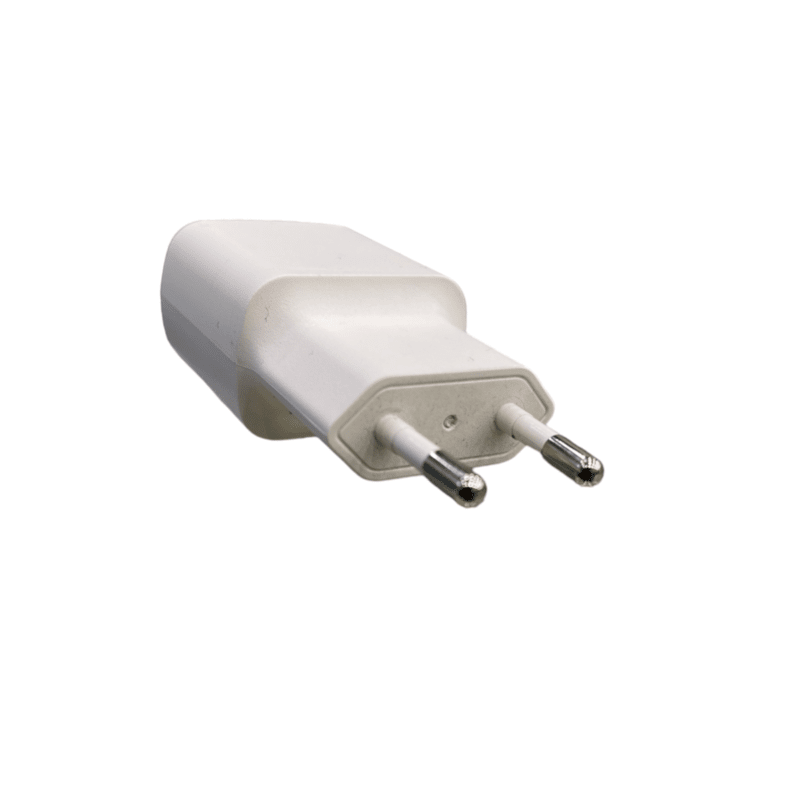 Vue de profil du chargeur Infinix 18 W mettant en avant ses deux broches métalliques