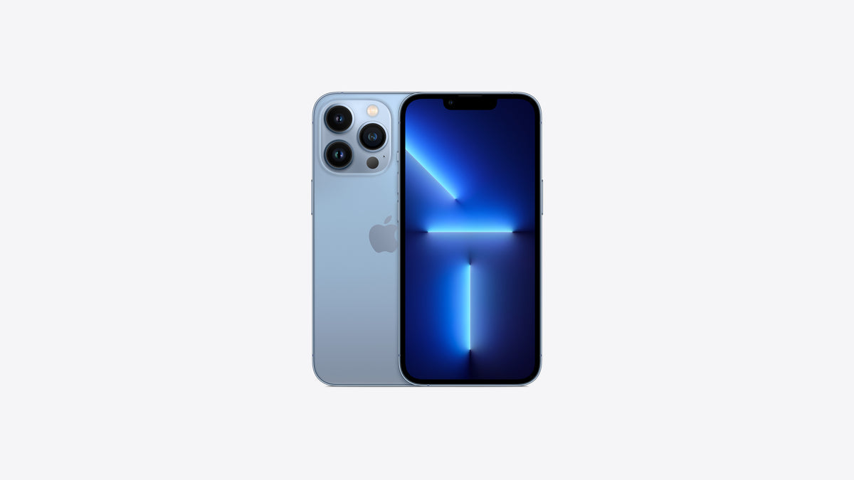 iPhone 13 Pro coloris bleu alpin, dos bleu ciel pâle et logo Apple centré