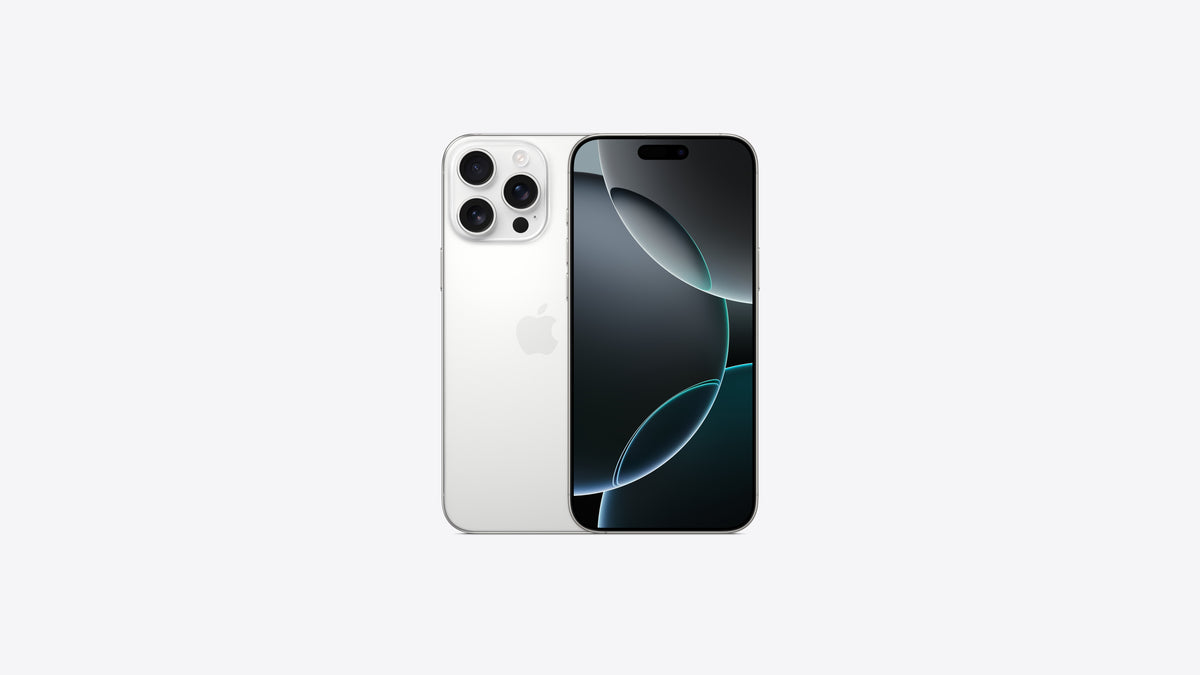 iPhone 16 Pro Max coloris titane blanc, dos clair avec bloc photo à trois objectifs et écran allumé